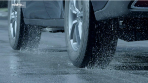 10 Tips Berkendara Mobil Saat Musim Hujan
