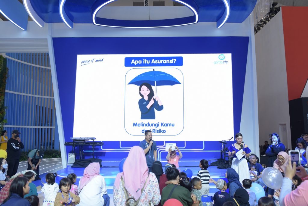 Branch Manager Asuransi Astra, Daniel Febrian saat sedang membawakan literasi dan edukasi keuangan dengan metode story telling kepada anak-anak dengan rentang usia 3 hingga 10 tahun di kelas Little Financial Master & Emergency Roadside Assistance Tour di GIIAS Tangerang, ICE, BSD pada 12 Agustus 2023.